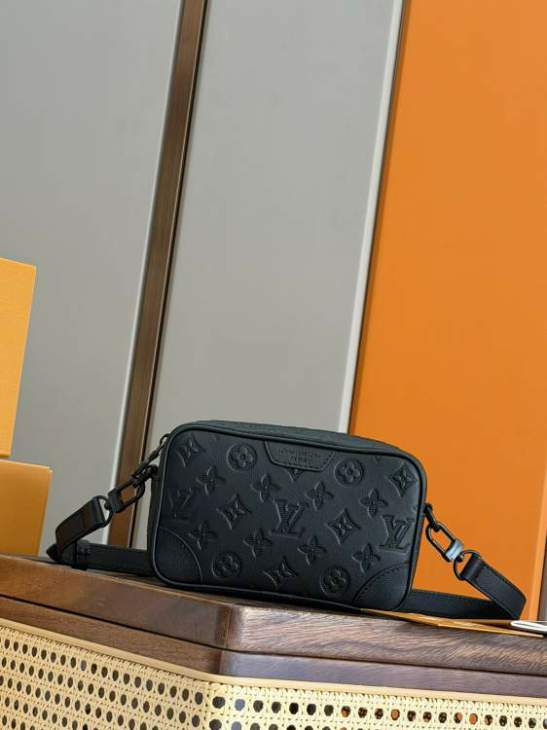Picture of Louis Vuitton Mens Bags _SKUfw215539523fw